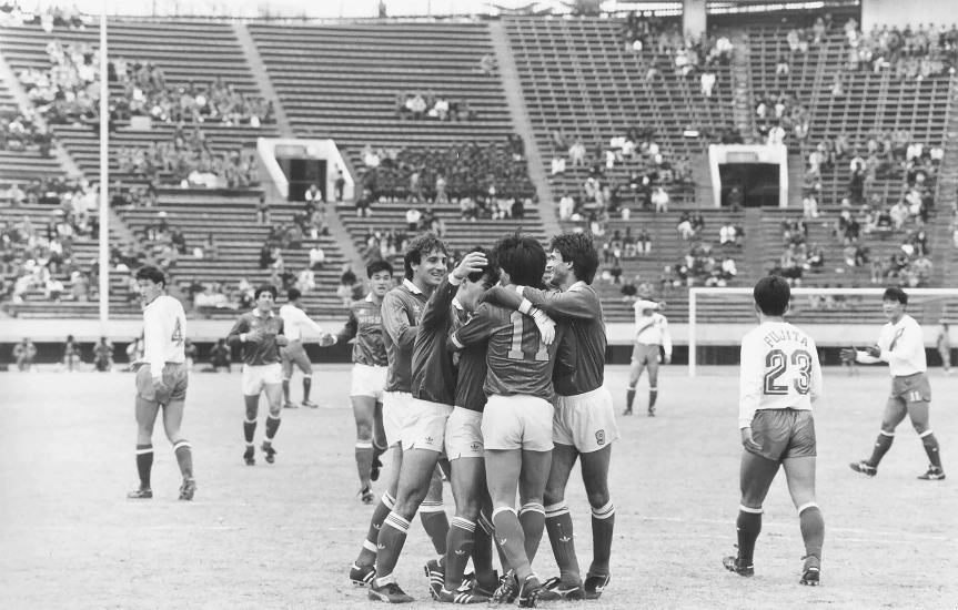 Em 1987 o SPFC negociou seu passe com o Nissan (hoje Yokohama Marinus), do Japão. Oscar foi um dos primeiros brasileiros a chegar ao futebol japonês, às vésperas da popularização do esporte no país. Virou ídolo da torcida japonesa. Ao encerrar a carreira, seguiu como técnico naquele país