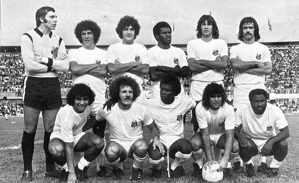 Time do Santos nos anos 70. Em pé, da esquerda para a direita: Cejas, Zé Carlos, Léo, Roberto, Hermes e Vicente. Mazinho, Brecha, Cláudio Adão, Nenê e Edu