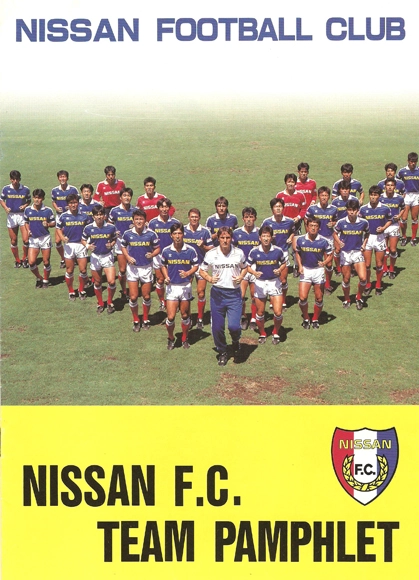Oscar Bernardi treinou o Nissan FC, ele aparece no centro da imagem, de camisa branca