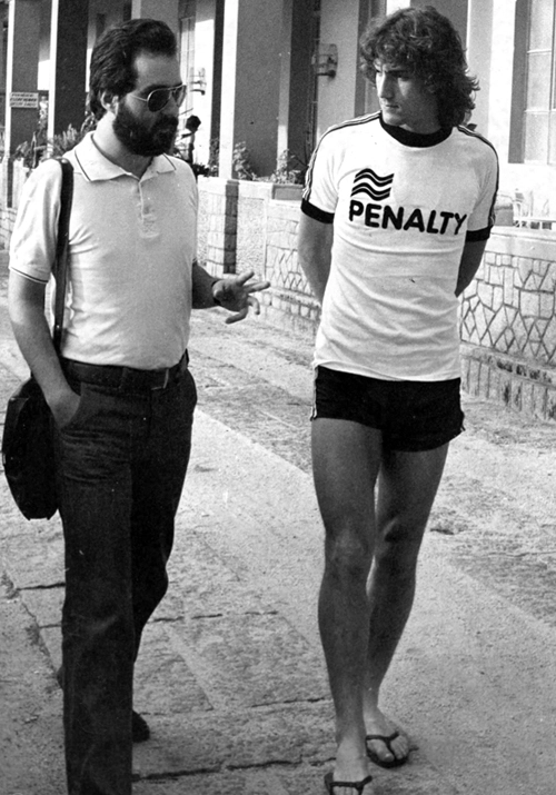 Véspera da decisão Corinthians x Ponte Preta, em 1977, pelo título paulista: Marcos Barrero entrevista o zagueiro ponte-pretano Oscar para A Gazeta Esportiva