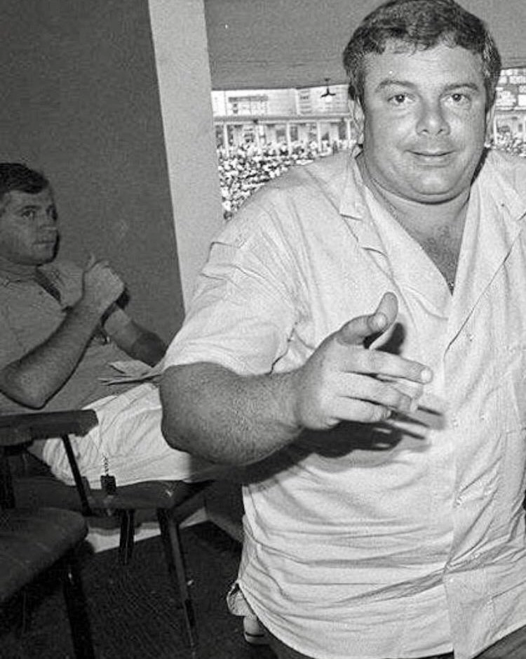 Imagem dos anos 80 que mostra dois craques do microfone esportivo. &Agrave; frente, Luciano do Valle, enquanto ao fundo est&aacute; Jota J&uacute;nior