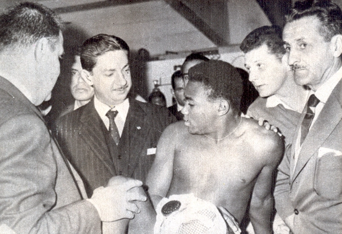 Da esquerda para a direita, Antônio do Passo (na época, presidente da Federação Carioca e diretor da CBD) é o segundo, Coutinho e Athiê Jorge Cury é o último. Foto: Reprodução