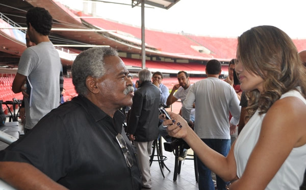 Coutinho sendo entrevistado pela repórter Suleima Senna, da Jovem Pan, no almoço dos campeões mundiais de futebol em 25 de abril de 2013, no Espaço Unyco, no Estádio do Morumbi. Foto: Marcos Júnior/Portal TT