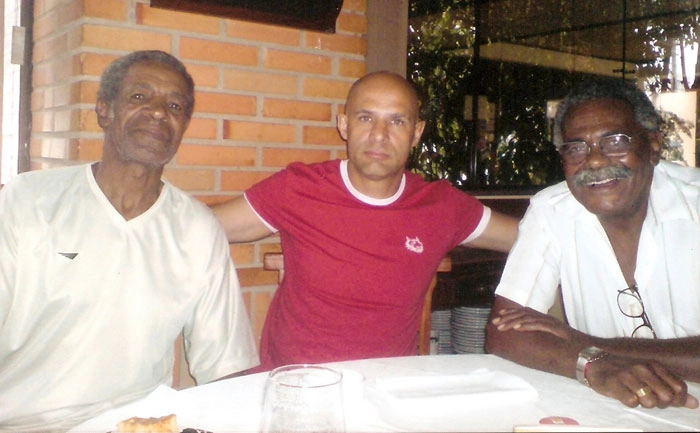 O boxer Sidnei Dal Rovere ao lado de Dorval (À esquerda) e Coutinho (à direita). Fotos Arquivo Pessoal Sidnei Dal Rovere.