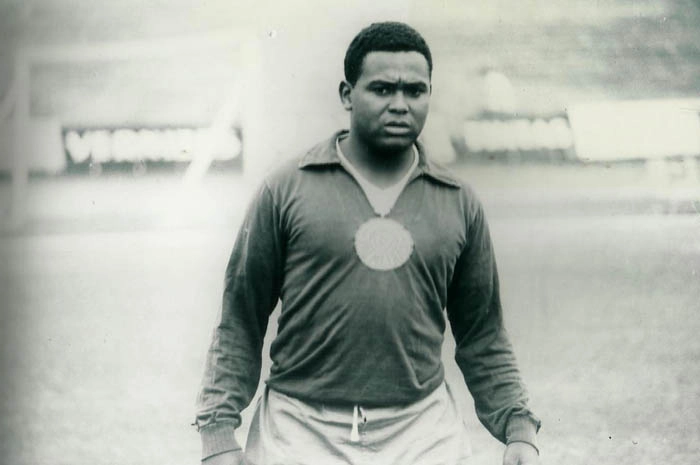 Em treino da Seleção Brasileira no Morumbi, em 1965, antes do amistoso contra a Hungria, partida que o time canarinho venceu por 5 a 3, no Pacaembu. Curiosamente, Coutinho veste um agasalho (antigamente chamado de abrigo) do Palmeiras, por cima de outra camisa. À época, os jogadores mais gordinhos recebiam essa orientação, na tentativa de redução de peso. Coutinho participou da partida contra a Hungria, entrou no lugar de Prado. Foto: José Frascino, enviada por Cacá Bizzocchi