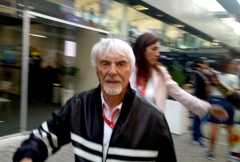 Em 16 de novembro de 2019, no paddock de Interlagos, véspera do GP do Brasil de F1. Atrás, Fabiana Flosi, sua esposa. Foto: Marcos Júnior Micheletti/Portal TT