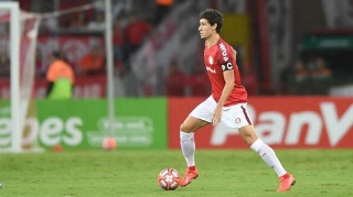 Volante passa por artroscopia e desfalca o Inter por mais 15 dias