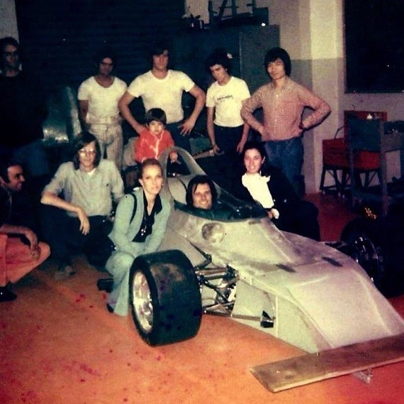 No cockpit do FD-01,primeiro carro da Copersucar-Fittipaldi,está Wilsinho Fittipaldi, em 1975, em São Paulo. Atrás dele, o garotinho de agasalho vermelho, é seu filho, Christian Fittipaldi. A mulher é Suzy Fittipaldi e atrás dela está o projetista Ricardo Divila. Foto: Reprodução