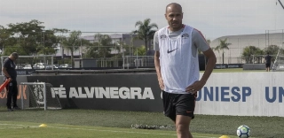 O time rubro-negro saiu na frente, com Rhayner, e viu os corintianos chegarem à igualdade