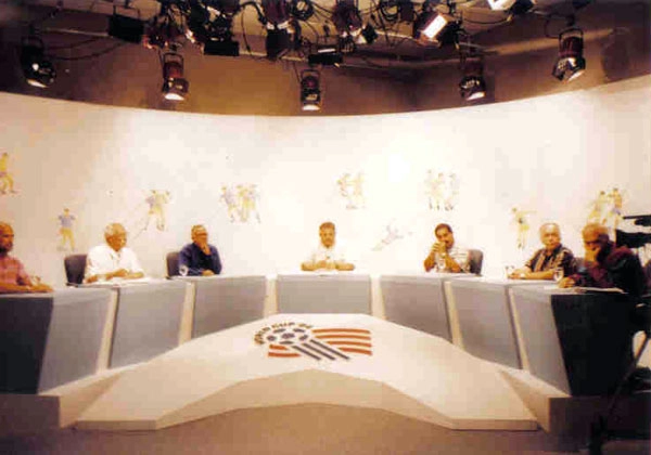 Est&uacute;dio da Rede Bandeirantes, na Copa do Mundo de 1994, em Dallas. Programa Apito Final. Da esquerda para a direita, Armando Nogueira, J&uacute;lio Mazzei, M&aacute;rio S&eacute;rgio, Luciano do Valle, Rivellino, Tost&atilde;o e Silvio Luiz. Foto enviada por Tat&aacute; Muniz