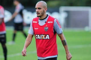 Nas oito cobranças anteriores, o lateral variou o repertório e sempre converteu