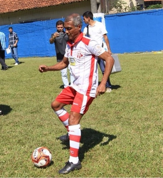 Em maio de 2018, Romário participa de futebol solidário vestindo a camisa do América, seu time de coração. (Foto: Bruna Basílio, retirada do Instagram @romariofaria)