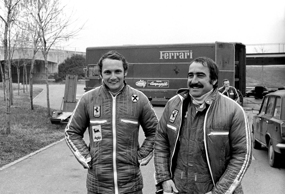 Em Fiorano, nos preparativos para a temporada de 1975, a dupla da Ferrari: Niki Lauda e Clay Regazzoni. Lauda foi o campeão daquele ano e Regazzoni terminou em quinto. Foto: Scuderia Ferrari