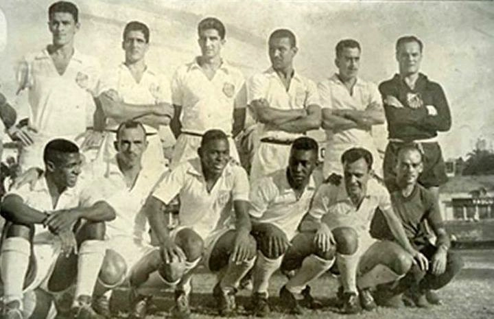 Em pé, da esquerda para a direita, Getúlio, Feijó, Ramiro, Mourão, Zito e Laércio. Agachados, da esquerda para a direita, Dorval, Jair, Coutinho, Pelé, Pepe e o massagista Macedo