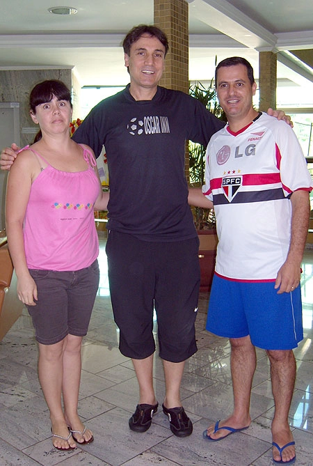 A fã Mônica e o marido são-paulino fizeram questão de posar para foto ao lado de Oscar (centro), no Oscar Inn, em  Lindóia (SP), hotel comandado pelo ex-zagueiro no famoso Circuito das Águas, no dia 12 de janeiro de 2009