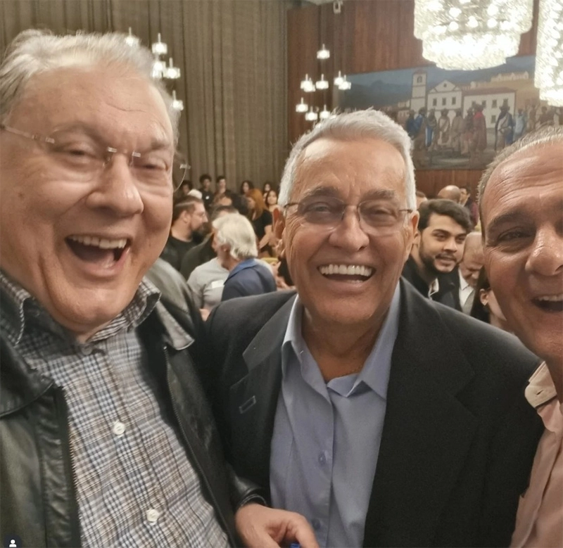 Na homenagem aos jornalistas esportivos prestada pela Câmara Municipal de São Paulo, em 23 de maio de 2025. Veja Milton Neves, Mauro Naves e Marcelo Bianconi