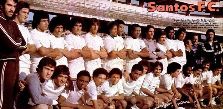 Elenco do Santos para a temporada de 1975. Em pé, da esquerda para a direita: Cabral, Ney, Clodoaldo, Zé Carlos, Lazinho, Fernando Narigudo, Messias, Bianqui, Totonho, Willians, Toinzinho, Roberto, Marçal, integrante da comissão técnica não identificado, Olavo (ex-zagueiro do Corinthians e do Santos) e Celso. Agachados: Wilson Quiqueto, Léo Oliveira, Juary, Tostão, Admundo, Tião, três jogadores não identificados, Edu, Mané Maria, Vicente e Fausto