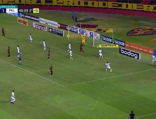 O polêmico lance envolvendo o atacante Rony. Foto: Reprodução/TV Globo