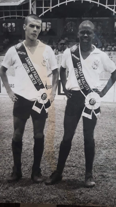 No Parque São Jorge, em 1971, Pitta e Wladimir com as faixas do título do Campeonato Juvenil daquele ano, pelo Corinthians. Foto: Divulgação