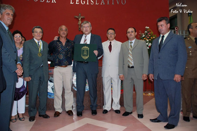 Em 2009, em Machado, cidade do sul de Minas Gerais, Milton Neves com o Título de Cidadão que recebeu na Assembléia Municipal. À esquerda de Milton está Elzo

