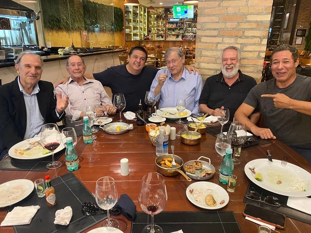 Jantar no North Grill do Shopping Frei Caneca em 27 de janeiro de 2022. Da esquerda para a direita:  Osmar Santos, José Silvério, Marcelo Gomes, Milton Neves, Zancope Simões e Cledi Oliveira