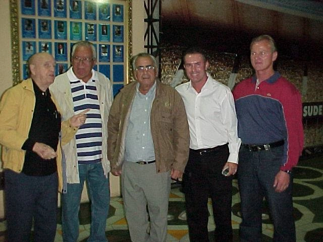 Encontro no Hall do Maracanã, em 2007. Da esquerda para a direita: Luiz Mendes,  Nilton Santo, Zito, Chiquinho da Mangueira e Alex. Foto: arquivo pessoal de Alex 