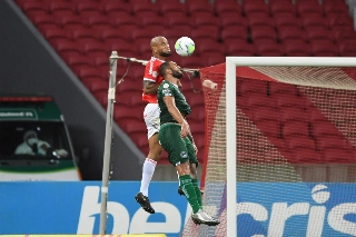 Zagueiro foi impecável no jogo aéreo. Foto: Divulgação/Inter