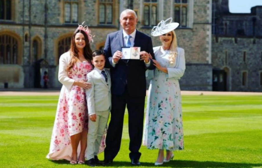 Muito feliz em 10 de maio de 2024, com a família, após receber das mãos do Príncipe William sua comenda da Ordem do Império Britânico. Foto: arquivo pessoal de Peter Shilton