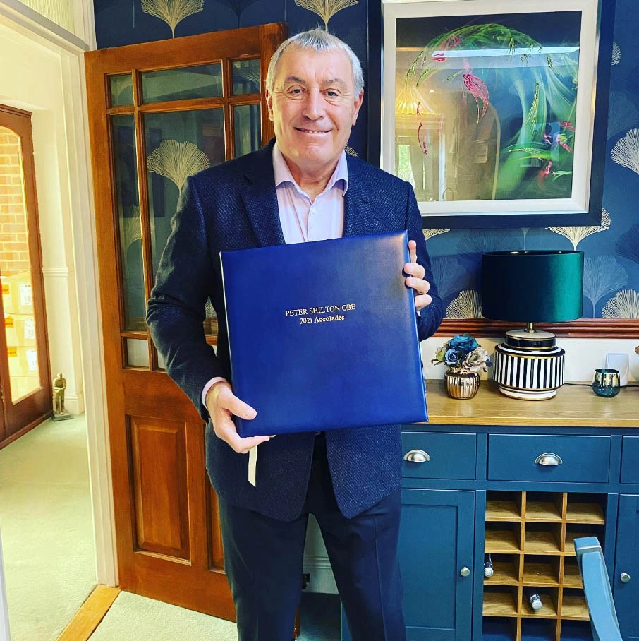 Em 2021, celebrando os 50 anos de sua estreia no futebol. Foto: arquivo pessoal de Peter Shilton