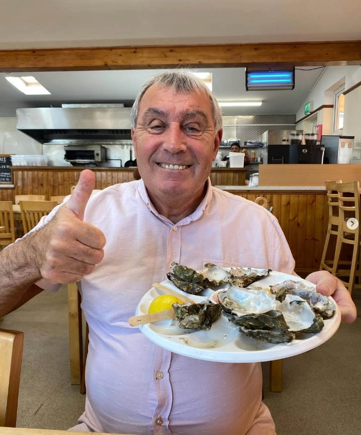 Em 11 de maio de 2022, animado para saborear as ostras no almoço com a esposa Steph. Foto: arquivo pessoal de Peter Shilton