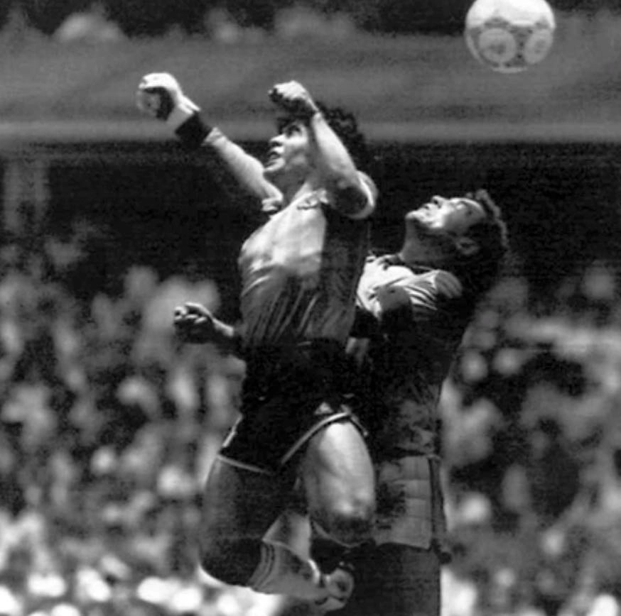 Em 22 de junho de 1986, o gol de mão de Maradona durante a Copa do Mundo disputada no México, na vitória da Argentina sobre a Inglaterra por 2 a 1. Foto: Reuters