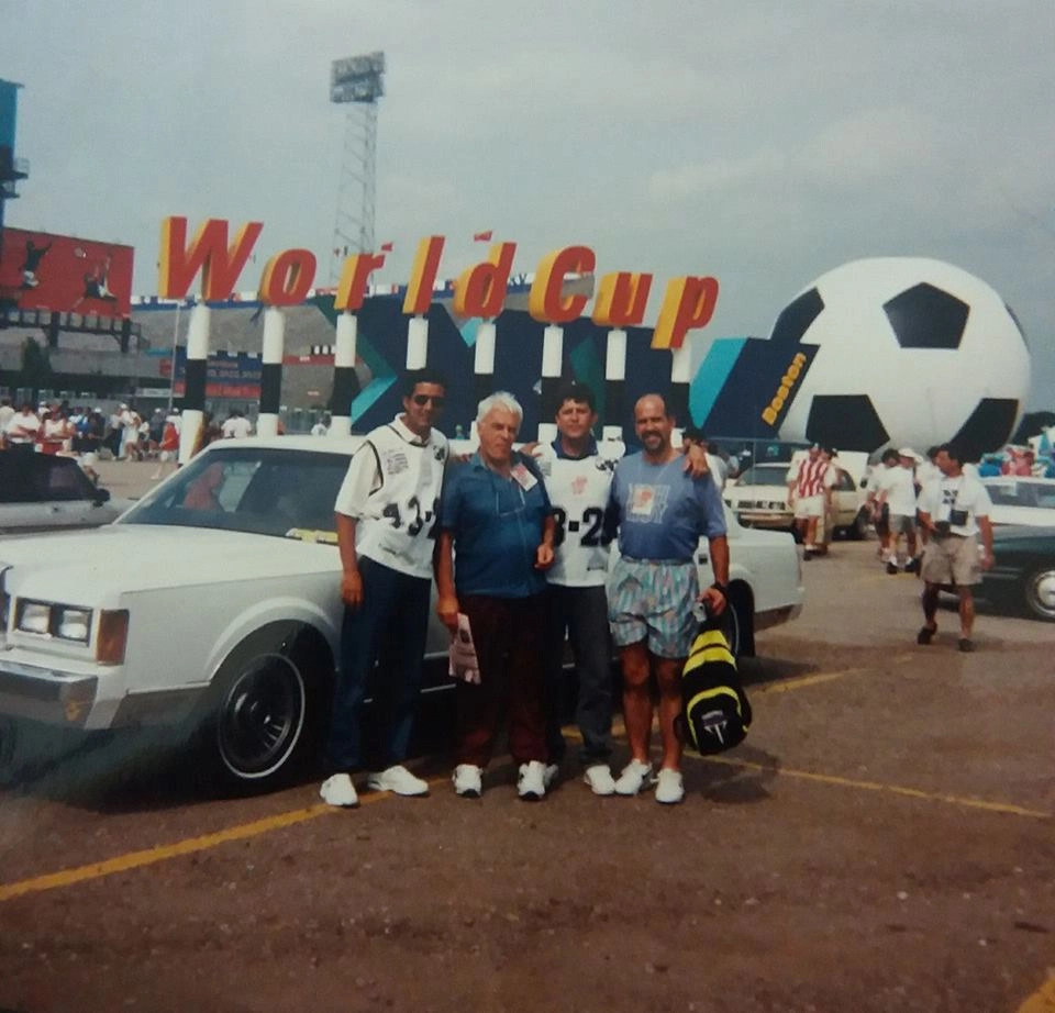 Integrantes da equipe da Band na Copa de 1994, nos Estados Unidos. Da esquerda para a direita:Tatá Muniz, Silvio Luiz, Botinha e Mário Sérgio Pontes de Paiva. Foto: arquivo pessoal de Tatá Muniz 