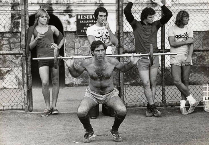 Treino do Fluminense nas Laranjeiras, em 1976. O saudoso Félix levanta peso. Atrás, os dois últimos da esquerda para a direita são Nielsen e o argentino Doval (já falecido).  Foto: arquivo pessoal de Nielsen