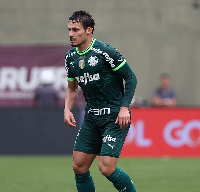 Ídolo do Palmeiras, Raphael Veiga é eleito o melhor jogador do Brasileirão  no mês de agosto