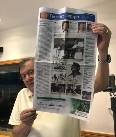 Milton Neves exibe a edição de 17 de março de 2019 do jornal Agora São Paulo, que na página assinada por ele homenageou o saudoso Coutinho. Foto: Guilherme Cimatti