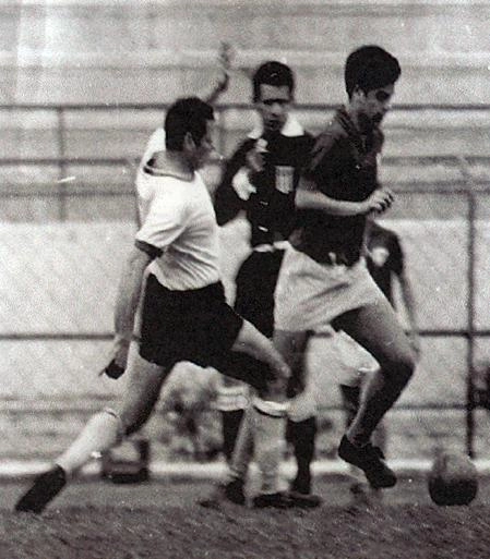 Em ação apitando partida entre as seleções do Brasil e do Uruguai no Pacaembu, válida pela Macabíada Sul-Americana de 1964