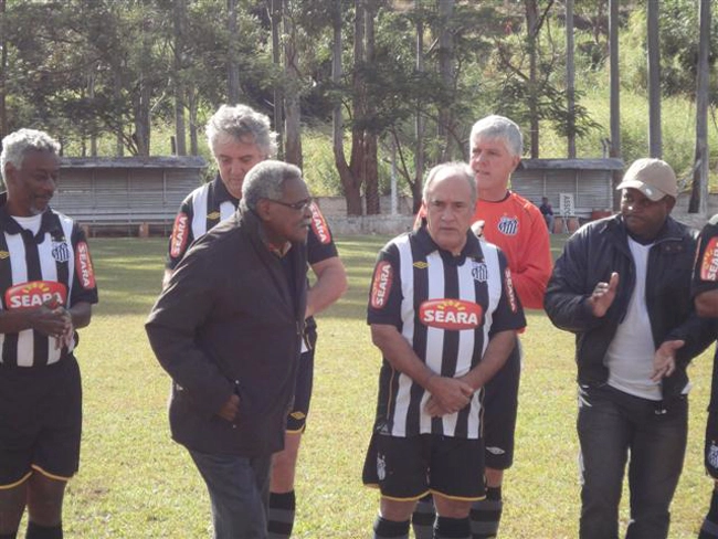 Jogo dos veteranos do Santos, o primeiro é Jovenil, de casaco está Coutinho, seguido por Ferreira Neves e Marolla.