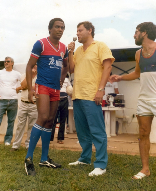 Em Tapiratiba, interior paulista, Serginho Chulapa concede entrevista para Milton Neves no dia 27 de dezembro de 1983. Na ocasião, realizou-se mais um daqueles tradicionais jogos de férias que reúnem jogadores e seus amigos. À direita, ouvindo tudo, está Édson Dino
