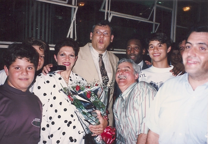 Na Vila Belmiro, em dia de aniversário do primeiro Mundial do Santos, evento apresentado por Milton Neves. Da esquerda para a direita: Milton Neves Netto, Fábio Lucas Neves (parcialmente encoberto), Lenice Magnoni, Milton, Pelé e Rafael  Magnoni Neves. O bigodudo Nicolau, sorridente, está entre Milton e Rafael