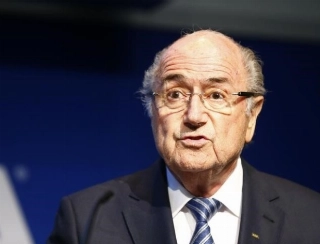Blatter pode continuar como presidente da Fifa, diz assessor próximo