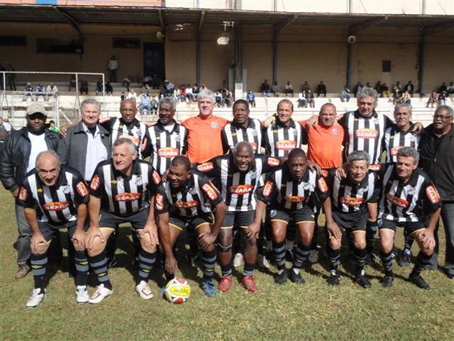 Veteranos do Santos, em São Manoel, em 2017: Em pé o terceiro é Paulo Leme, seguido por Jovenil, Marolla, Everaldo, Mauro Patrício, Joel, não identificado, Buda e Coutinho. Agachados o primeiro é Ferreira Neves, seguido por Roberto Biônico, Celio, Edu, Adílson, Kaneco (falecido) e Tales.