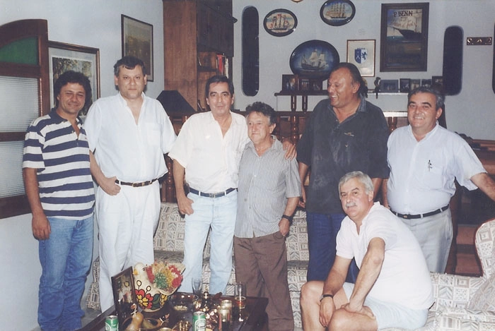 Esta foto é do começo dos anos 2000, na casa de Milton Neves, em Muzambinho-MG. Da esquerda para a direita: Balmes Vilhena, Milton Neves, Benedito Ruy Barbosa, Benedito Dino (pai de Édson e Romualdo Dino), Homero Neves, Antonio João Mala Salvador e Nicolau Annechini. Na ocasião, estava nascendo a novela global 