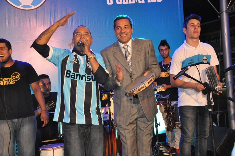 Roda de samba em Porto Alegre, em 2013, Luxemburgo, então treinador do Grêmio mostrou habilidade com o pandeiro. Foto: blog do Cosme Rímoli