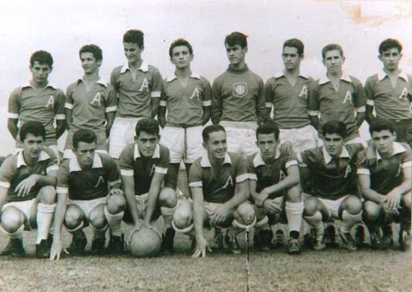 No início dos anos 60. Em pé: Gleninho, Lézinho, Nicolau, Alúcio, Amir, Lelinho, Marino Lúcifer e Airton do Banco. Agachados: Dauzer, Lucilio, Ivan Surdão, Chiquinho Capeta, José Riboli, Décio Megale e Clézio