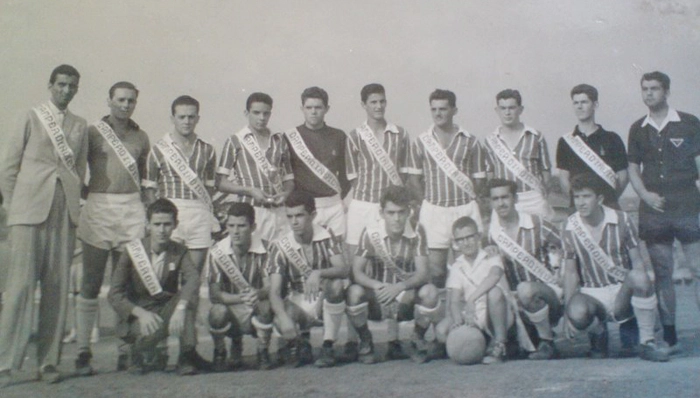 O time dos Bancários de Muzambinho, no dia em que recebeu as faixas de campeão. Em pé, da esquerda para a direita: Ronaldo Anechinni, Valdemar Anderson, Paulinho Bianchi, Fernando Antonio Montanari (o Fominha), Willian Lemos, Nicolau, Mixirica, Heitor, Nadinho e o árbitro Lua. Agachados: Pitiquela, Jorge, Cavadeira, Ivan Surdão, o mascote Edson, o saudoso Fernando Montanari e Élcio Zoinho. Foto enviada por Carlos José de Pádua