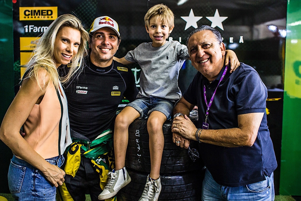O casal Talita e Cacá Bueno com o filho Cadu e Galvão Bueno em 06 de maio de 2018, no Autódromo de Londina-PR. Foto: Bruno Terena/RF1