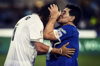 Maradona participou de amistoso ao lado de Ronaldinho