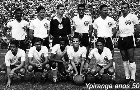 Esta foto é de 1954, momentos antes de jogo do Ypiranga no Pacaembu lotado. Travaglini é o primeiro em pé à direita. O segundo em pé da esquerda para a direita é Riberto, que nasceu em Penapólis. O terceiro da direita para a esquerda é o ex-central-médio Gaia. Já o goleiro é Valentino.