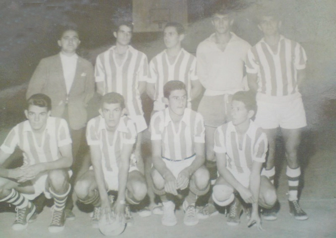 Os craques de Muzambinho com seus tênis dos anos 60. Em pé, da esquerda para a direita: Renê, Pedrinho do Monte Belo, Montipó, Amir e Alúcio. Agachados: Fominha, Cavadeira, Nicolau e Glênio. Foto enviada por Carlos José de Pádua