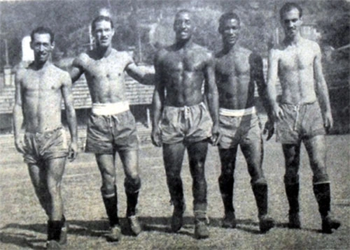 Ataque da Seleção Carioca em treinamento. Da esquerda para a direita, Nívio, Ademir de Menezes, Maxwell (ex-centroavante do Olaria), Didi e Friaça. Foto enviada por José Eustáquio